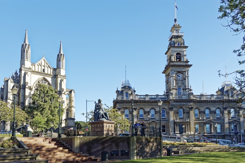 Die St Paul's Cathedral und das Rathaus von Dunedin